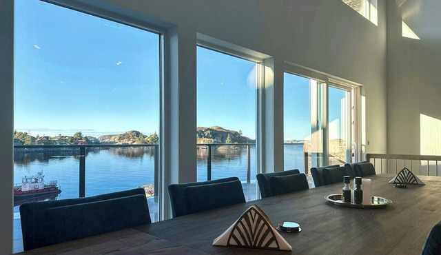 Fisherman's cottage with sea views at Kalvaneset