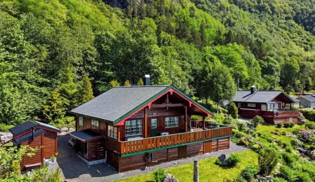 Fjord cabin with mountain views near Molde