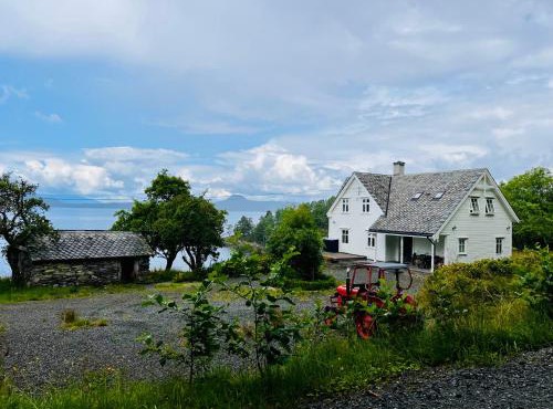 Fjord house with a private bay, boats and sauna!