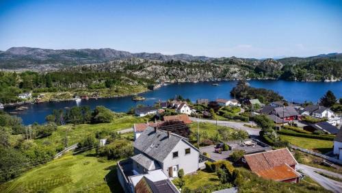 Fjord-View Retreat with Free Parking and Fast Internet in Fjell