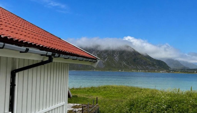 Flakstad Seaside Farmhouse in Vareid