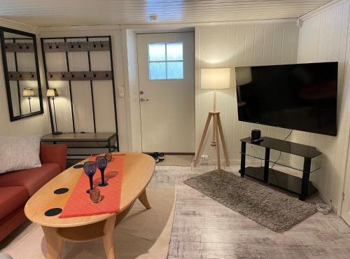 FREDNES COSY RETREAT - Short walking distance to city centre - Free private parking and internet