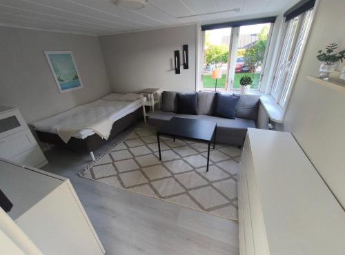 Gäststuga med altan i centrala Falkenberg