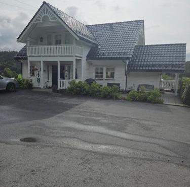 Gårdsidyll i flotte omgivelser