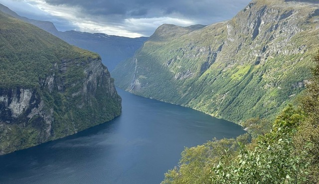 Gemütliches Ferienhaus am Fjord mit Blick auf Berge und See