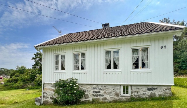 Gorgeous home in Høvåg with house sea view