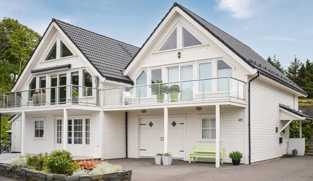Gorgeous home in Herdla with house sea view