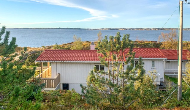 Gorgeous home in Kvenvær with house sea view