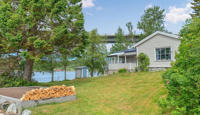 Gorgeous home in øydegard with harbor view