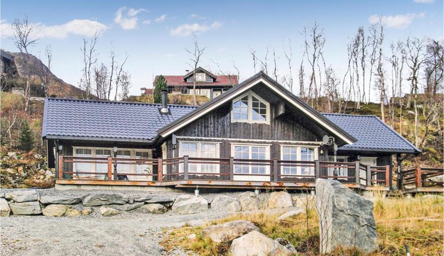 Gorgeous Home In Straumgjerde With Wifi