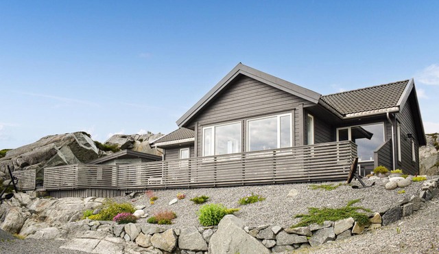 Gorgeous home in Sveio with house sea view