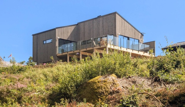 Gorgeous home in Tromøya with WiFi