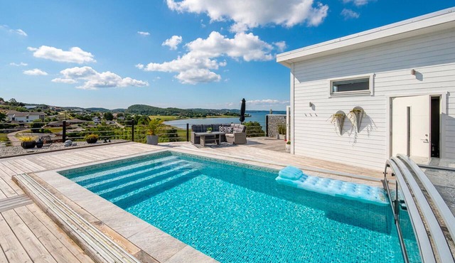 Gorgeous home in Uddevalla with private swimming pool, can be inside or outside in Uddevalla