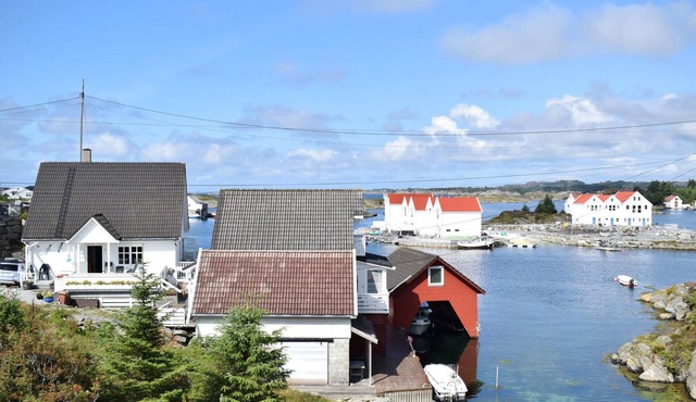 Gorgeous home in Vedavågen with house sea view