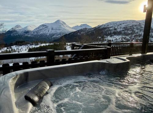 Great mountain cabin with jacuzzi in beautiful surroundings