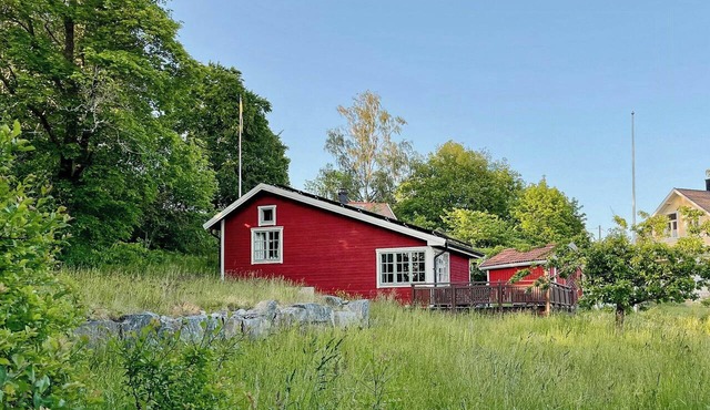 Guest cottage near the ferry with sea views