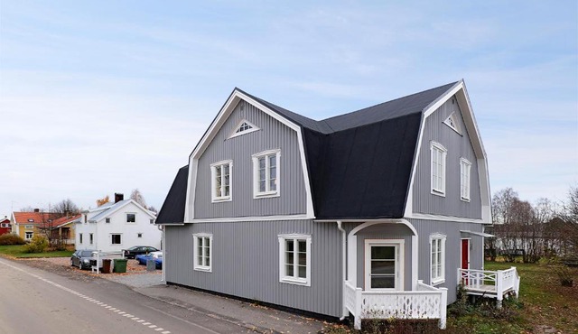 Guestly Homes - 4BR Charming Apartment in Roknas