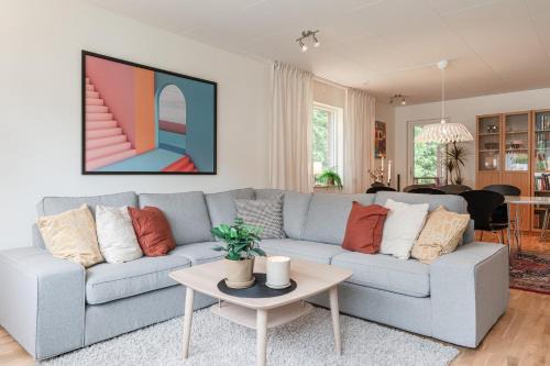 Guestly Homes - Modern 4BR Town House, Sauna, 7 Beds in Lulea