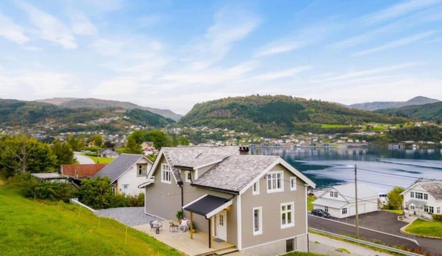 Hardangerfjord View - luxury fjord-side holiday home