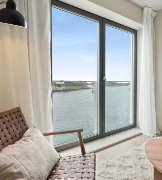 Henningsvær ocean front apartment