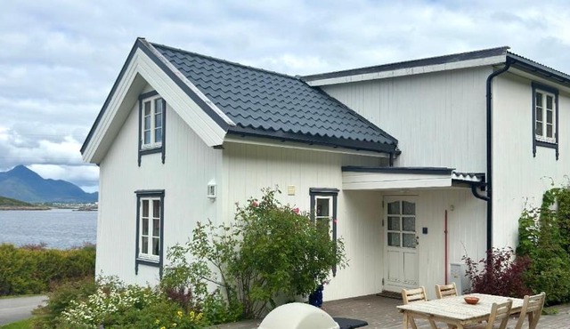 Heritage House in Lofoten with Modern Comfort & Scenic Views