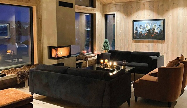 High ceilings with a view of the ski slopes in Hovden