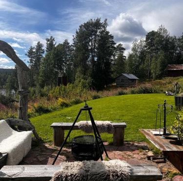 Hildas Hus with river view and spa