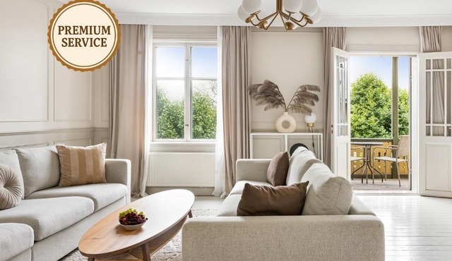 Historic apartment near the city by the water
