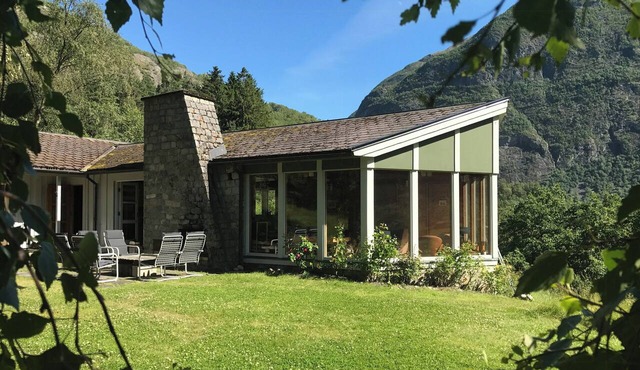 Historic cabin by Lærdal River