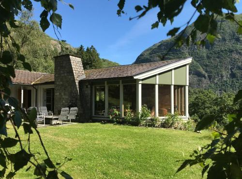 Historic Cabin By Lærdal River in Tønjum