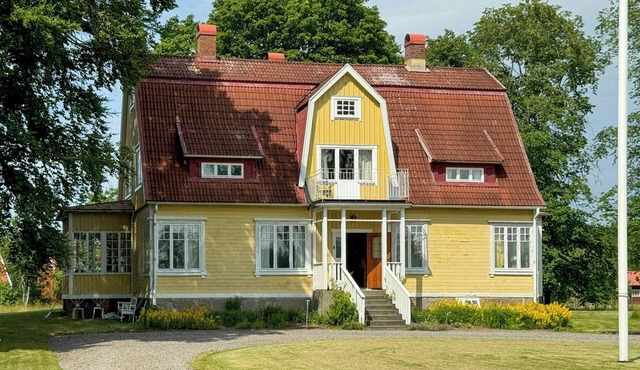 Historic vicarage by the lake in Dalskog