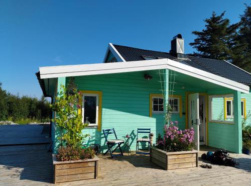 Høgberget Loft with 3 bedrooms and private bathroom in Skotten