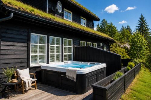 Holiday cottage with jacuzzi close to Kjeragbolten