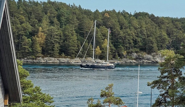 Holiday home with royal ship views in Hagefjord