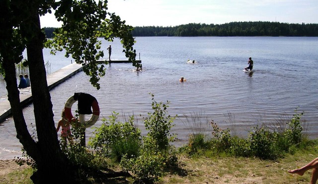 Holiday in the forest by the river with boat, canoe and hot tub in Håcksvik