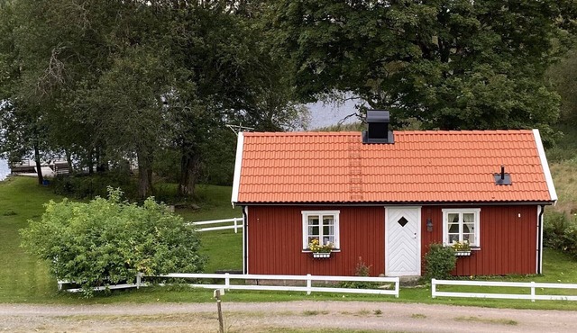 Holidays at the lake in southern Sweden with a boat