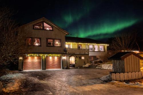House under the Aurora Cozy Private Home with Fireplace