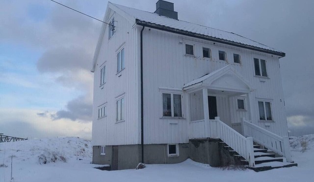 House with amazing view & location in Tind in Moskenes