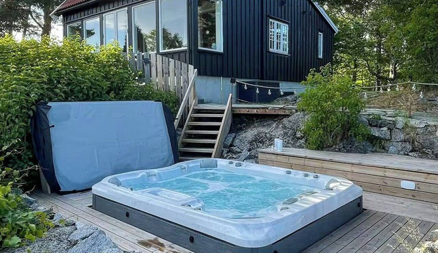 House with own jetty and jacuzzi near Langesund