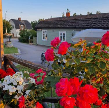 Hus i centrala Nybro i anslutning till boningshuset