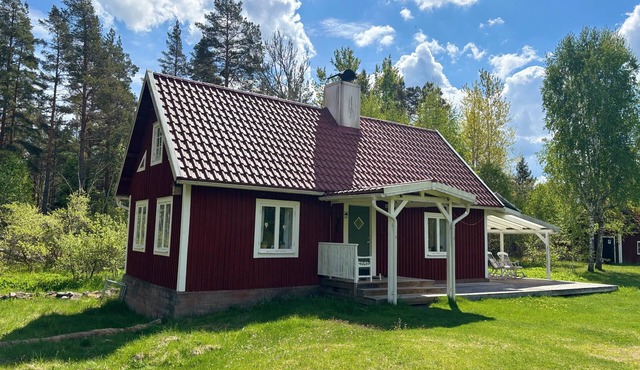 Hus Kråksmåla – Secluded Lakefront Holiday Home with Boats in Småland