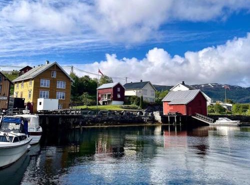 Hus ved Valsøyfjorden