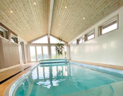 Hytte med basseng og jacuzzi med nydelig utsikt