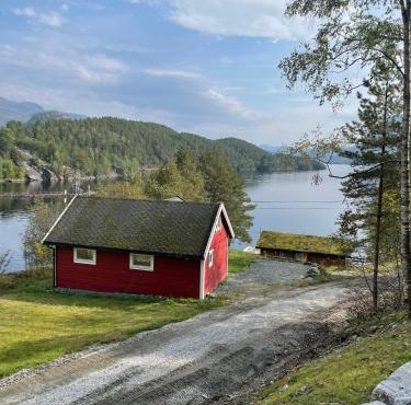 Hytte ved sjøen med båtutleige