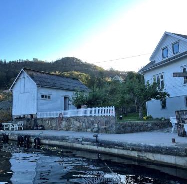 Hytte ved sjøen på Andabeløy