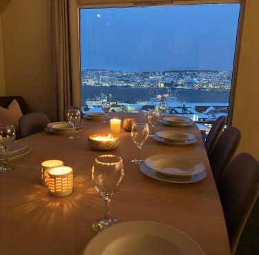 Iconic City skyline Views by Arctic Cathedral, 5BR Home
