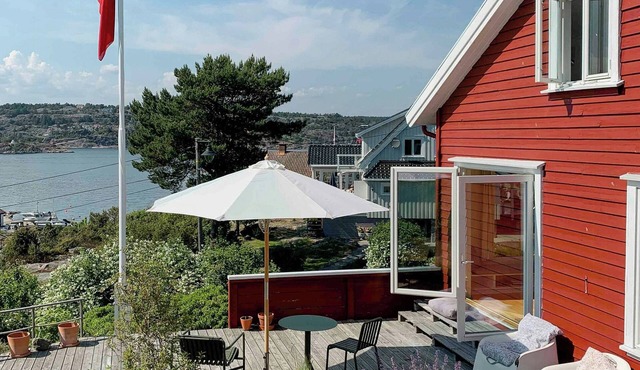 Idyllic cabin with sea view on peaceful island