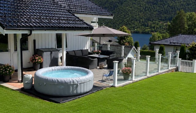 Idyllic Sunnmøre Escape house for up to 10 persons, with a Private Hot Tub+Sauna in Ålesund