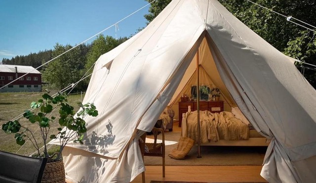 Idyllisk glamping rett ved elven