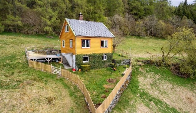 Idyllisk hytte på Leivestad